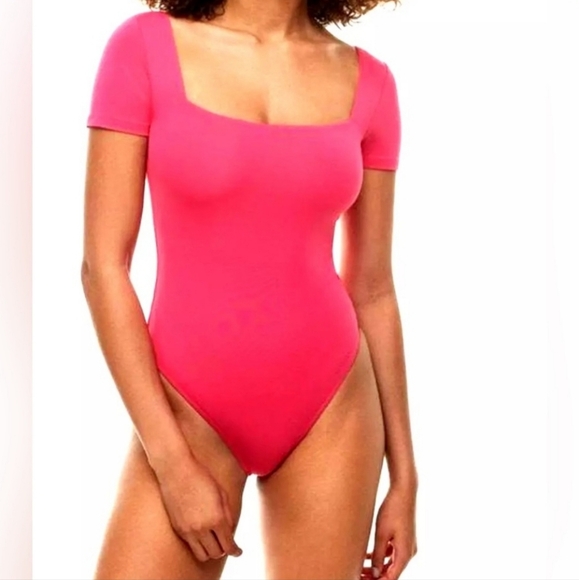 Aritzia Babaton Contour Romamtic Magenta Short Sleeve Square Neck Bodysuit Sz S - Picture 13 of 16